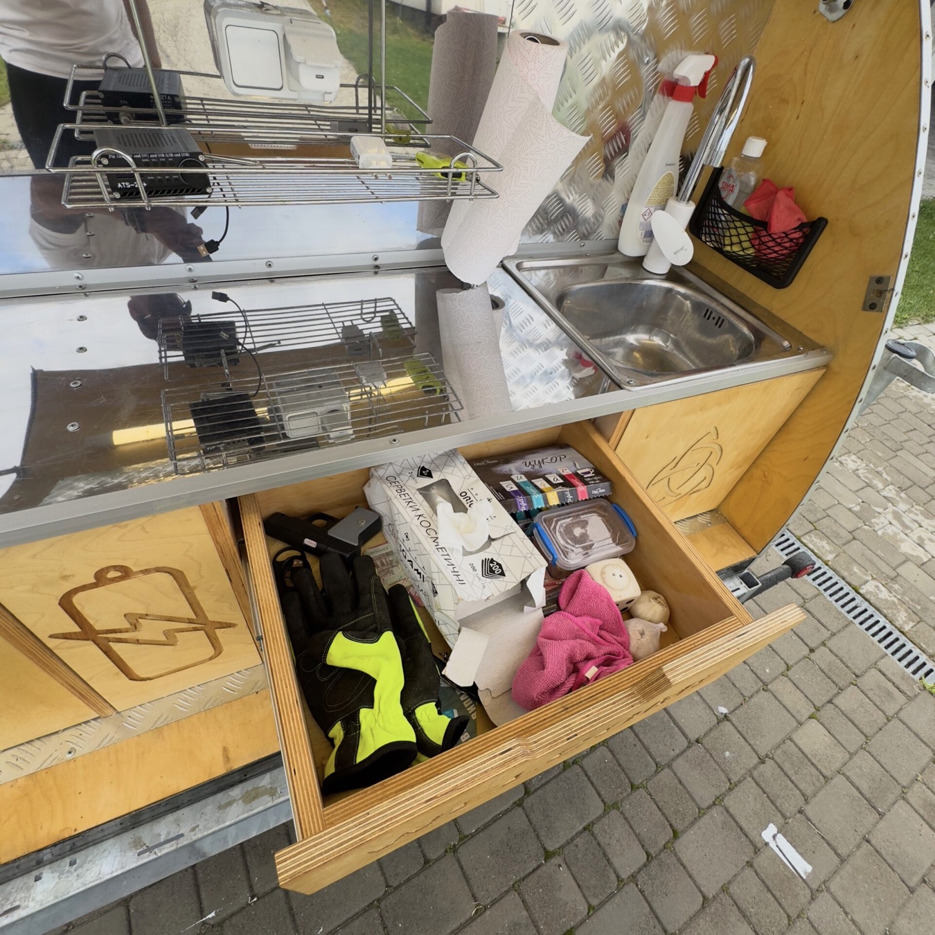 Реальні висувні системи зберігання під задньою робочою поверхнею