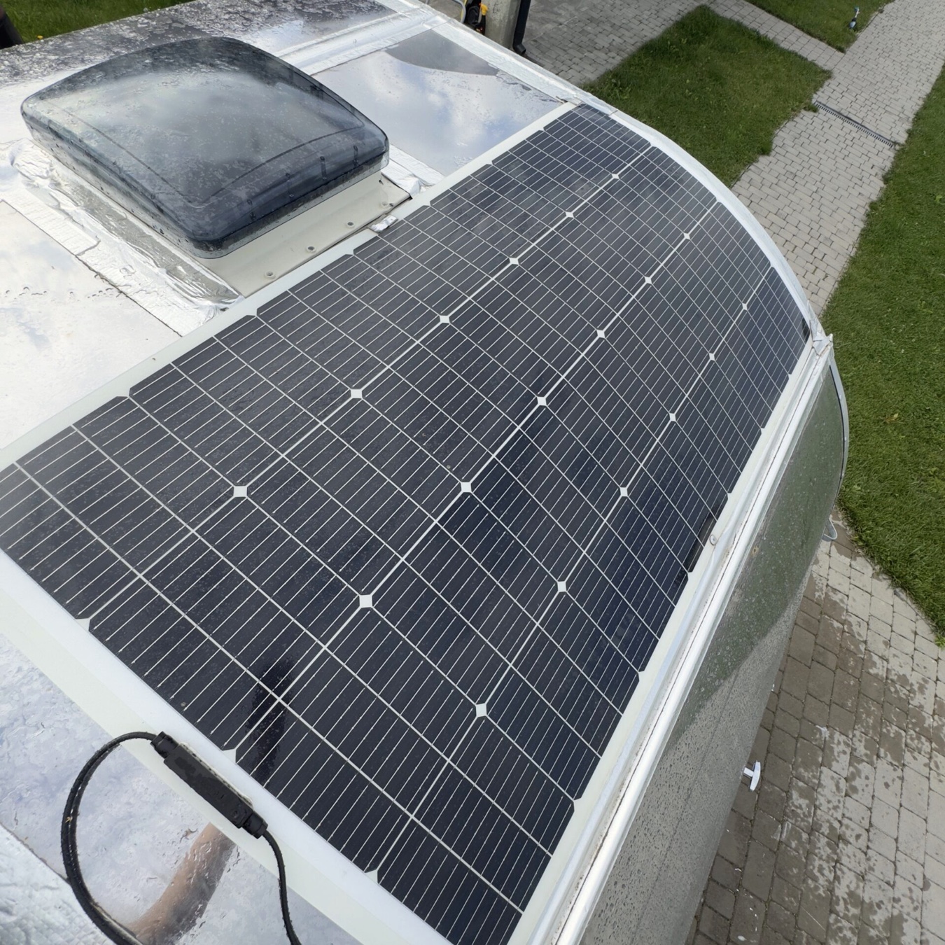 Реальна сонячна панель на даху мобільного модуля